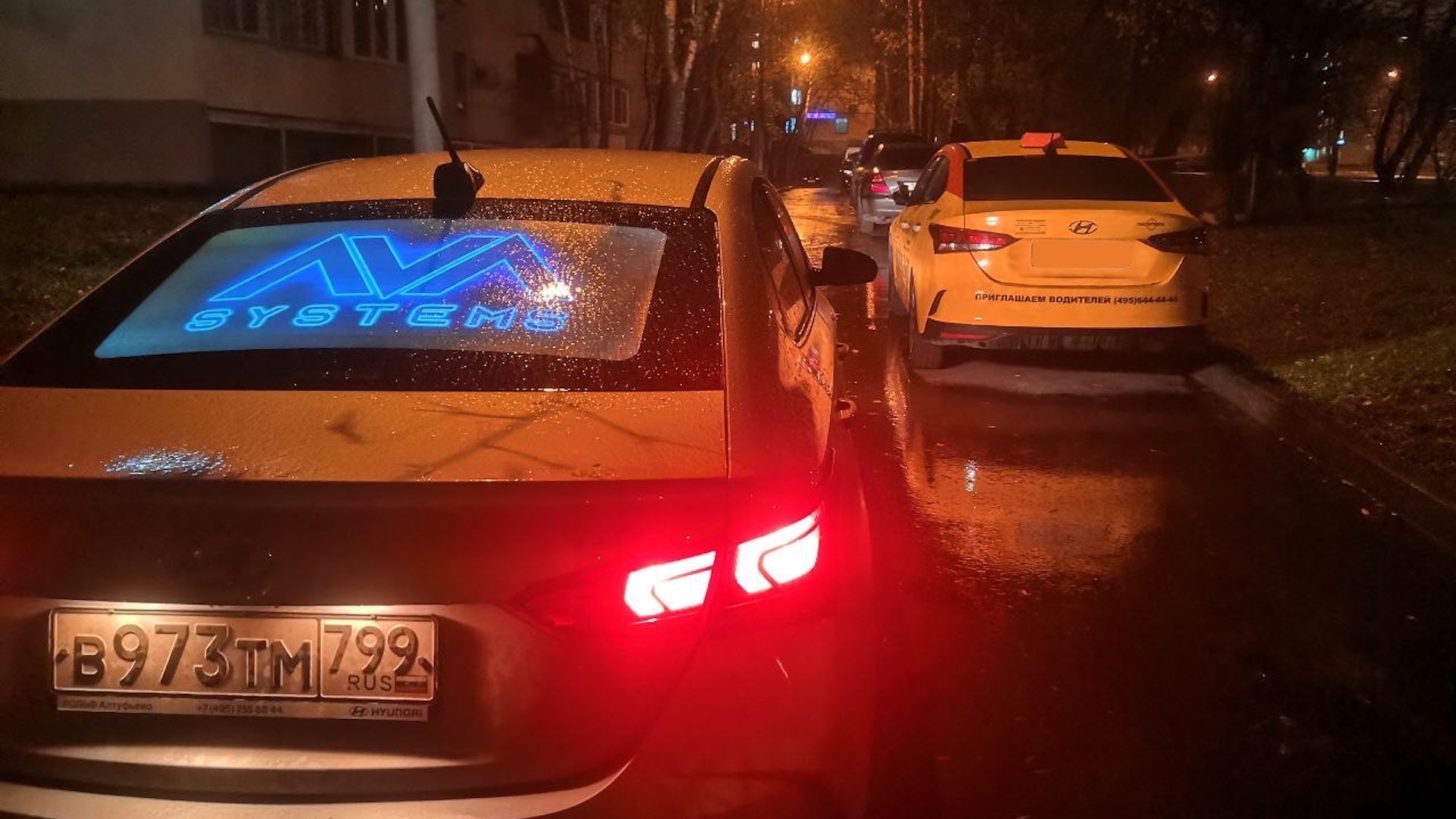 Реклама на заднем стекле автомобиля
